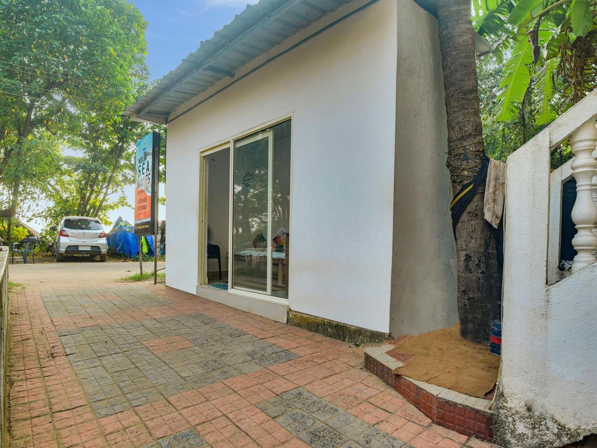 Collection O Morjim Sea Wave Hotel Bagian luar foto